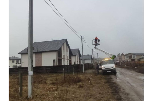 В Ірпінському мікрорайоні Стоянка відновлюють вуличне освітлення