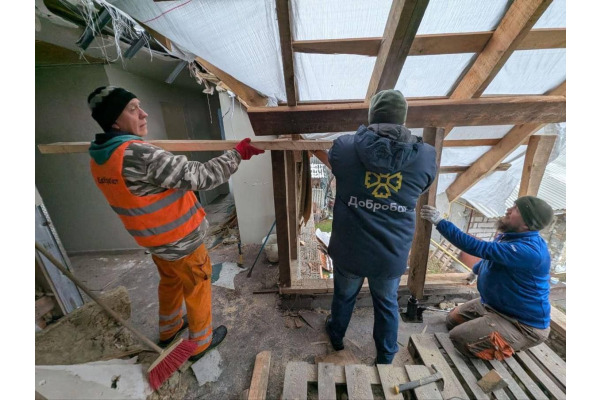 "Добробатівці" відбудовують постраждалий від ракетної атаки будинок в Ірпені (ФОТО)