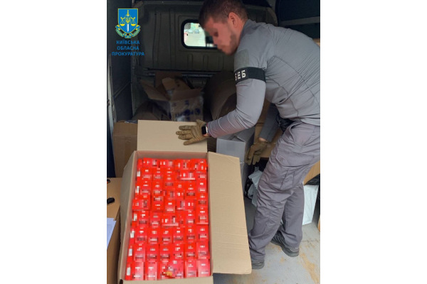 Прокурори Київщини викрили групу, що займалася збутом контрафактних тютюнових виробів