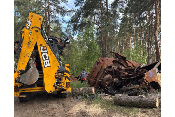 В Ірпені прибрали знищені під час бойових дій автівки (ФОТО)