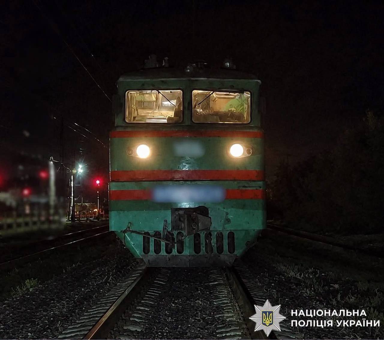 На Бучанщині під вантажним потягом загинула жінка