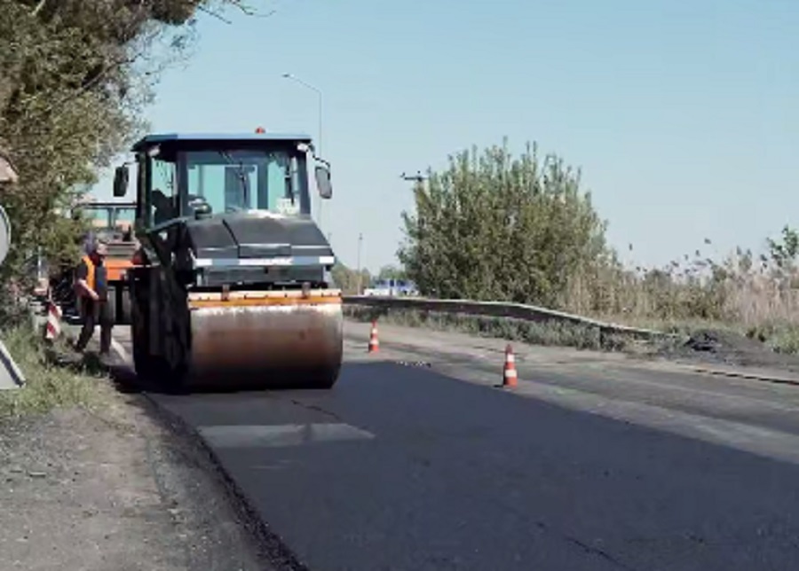 На Київщині триває ремонт доріг: в Обухівському районі оновлюють покриття