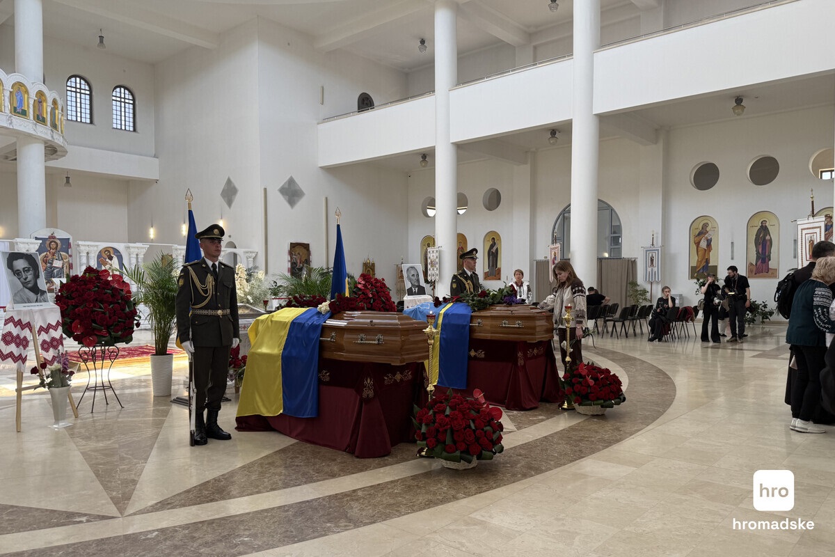 У Києві відбулася церемонія прощання з провідником ОУН Андрієм Мельником і його дружиною