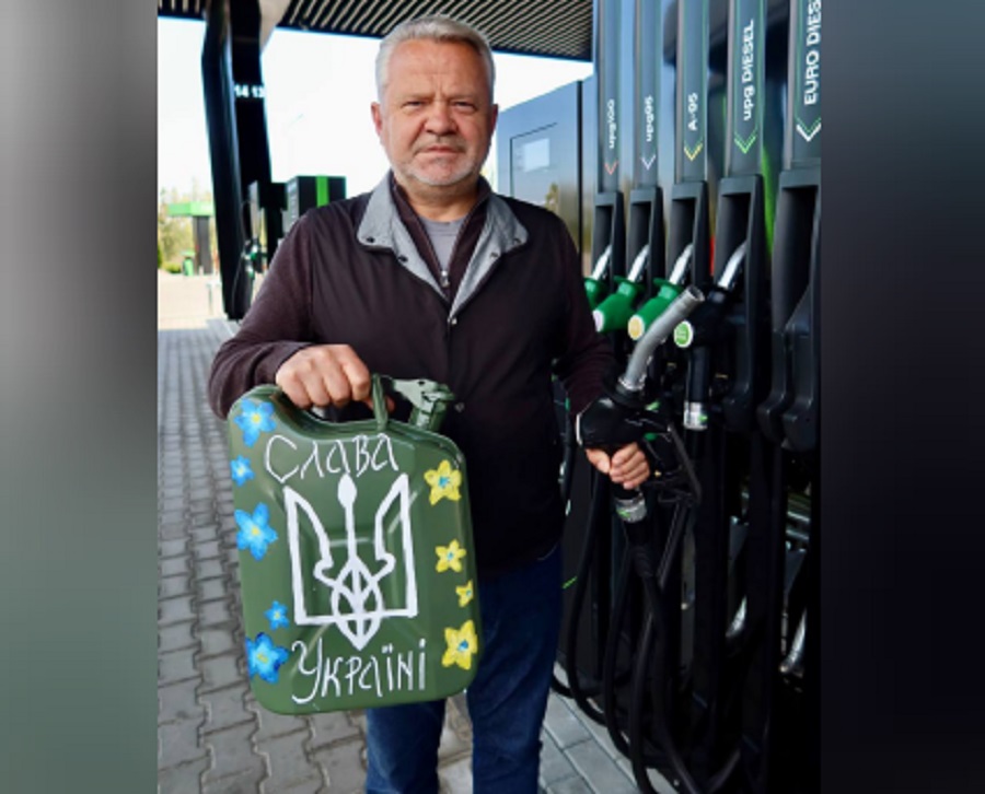 Мер Бучі передав американцям каністру дизеля для Трампа із символічним посланням