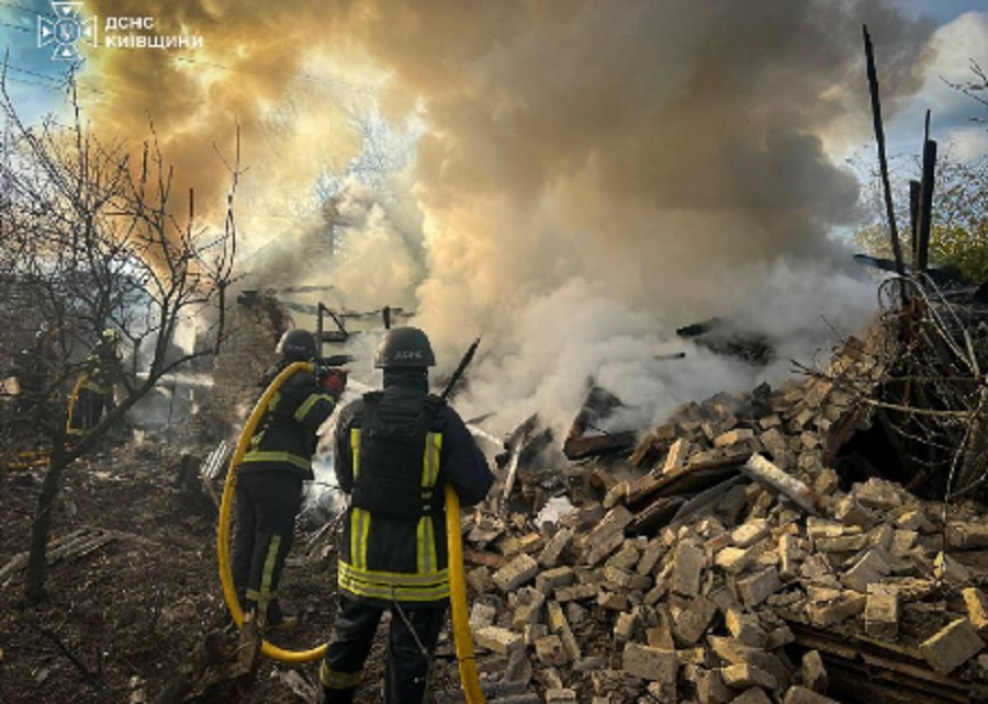 На Обухівщині уламки російського дрона спричинили пожежу в приватному дворі