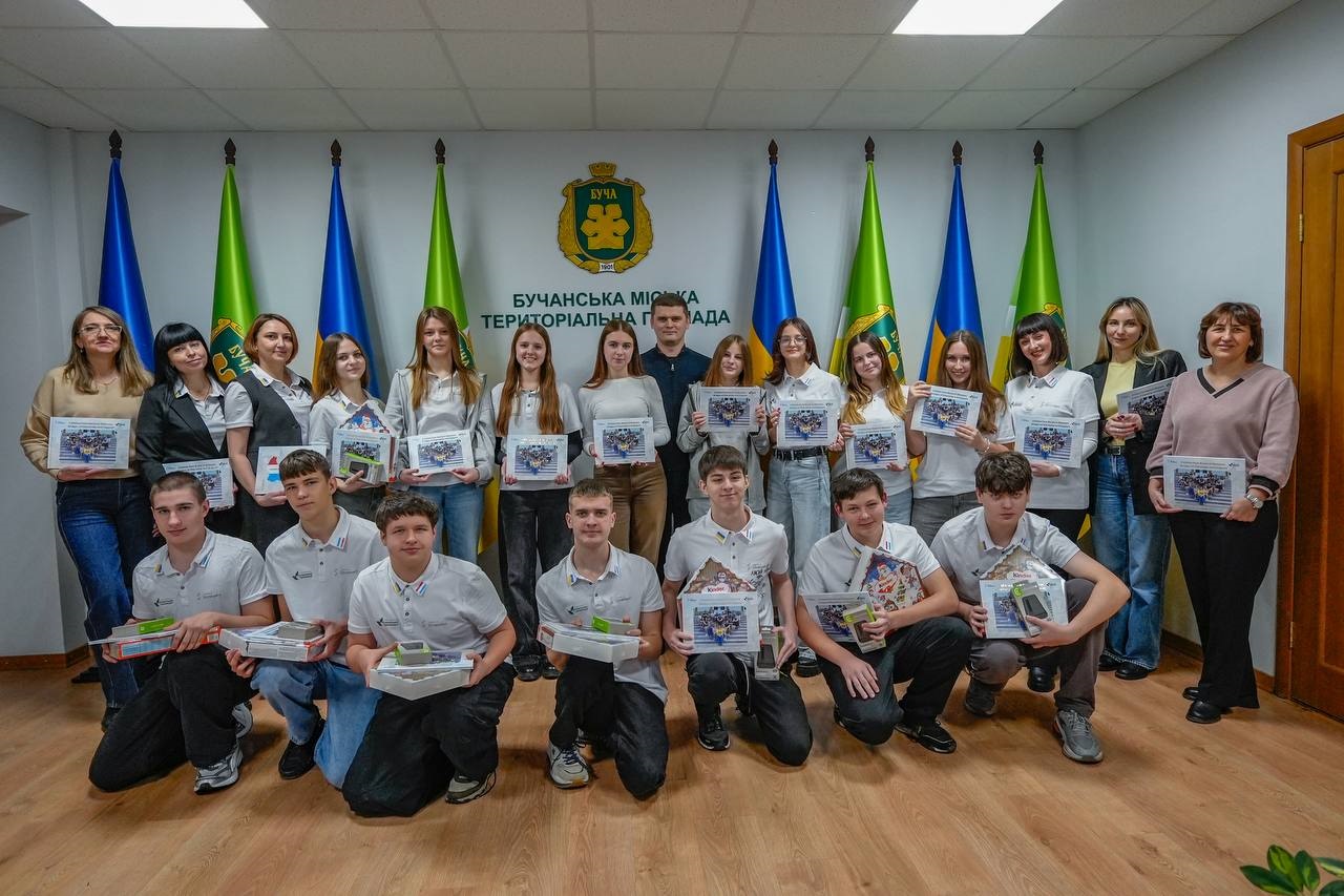 Бучанська молодь отримала подарунки від міста-партнера Штрассен до Всесвітнього дня захисту дітей