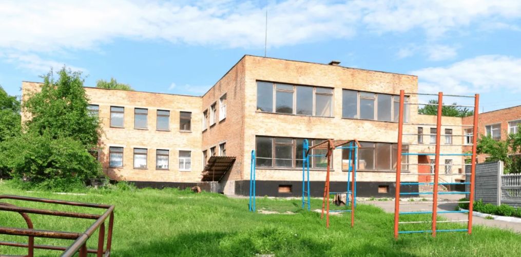 У Сквирі оновлюють фасад і вікна гімназії “Перспектива” за 10 мільйонів гривень