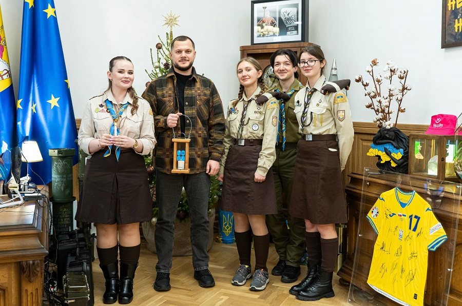 Пластуни Київщини передали Вифлеємський вогонь миру