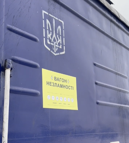 Зігратися, зарадити гаджети та перепочити: у Бучі працюють "Вагони незламності"