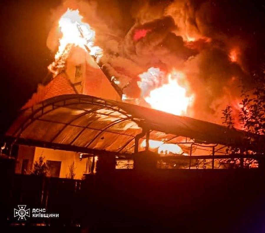На Макарівщині рятувальники відстояли житловий будинок від вогню