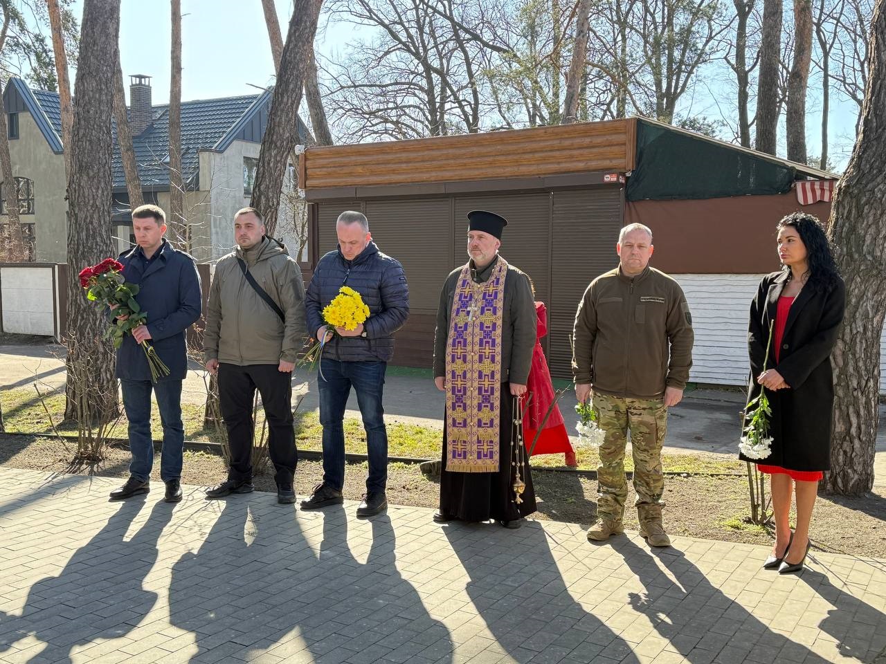 В Ірпені у День добровольця вшанували захисників біля пам’ятника ТРО (ФОТО)