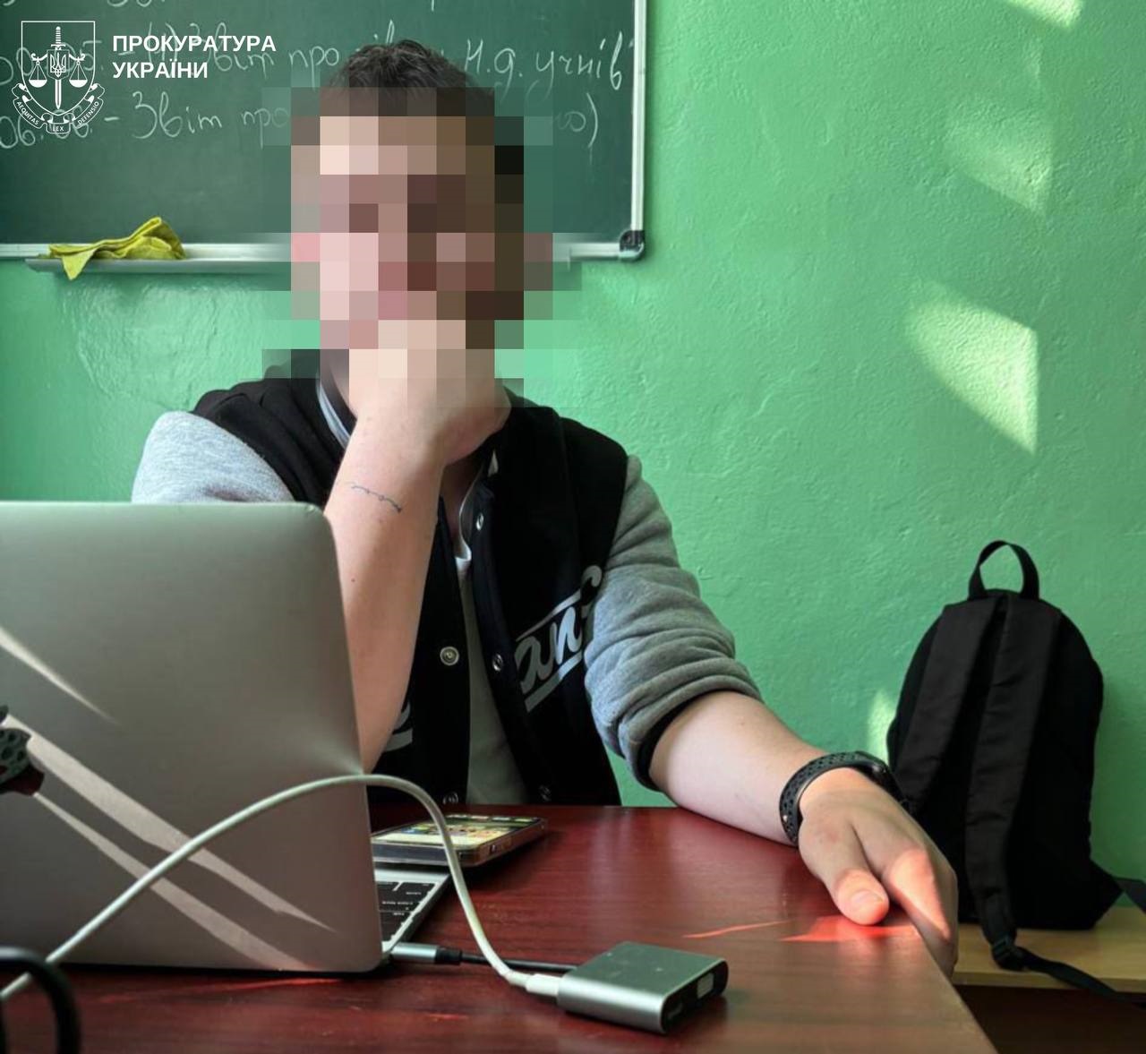 У Борисполі вчитель розбещував учнів та змушував їх зніматися у порнографічних відео
