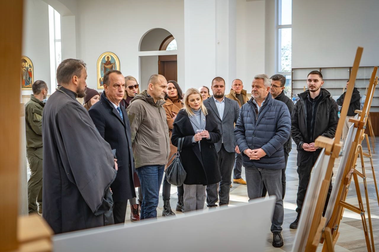 Міністр оборони Хорватії Іван Анушич відвідав Бучу та вшанував пам’ять жертв російської окупації