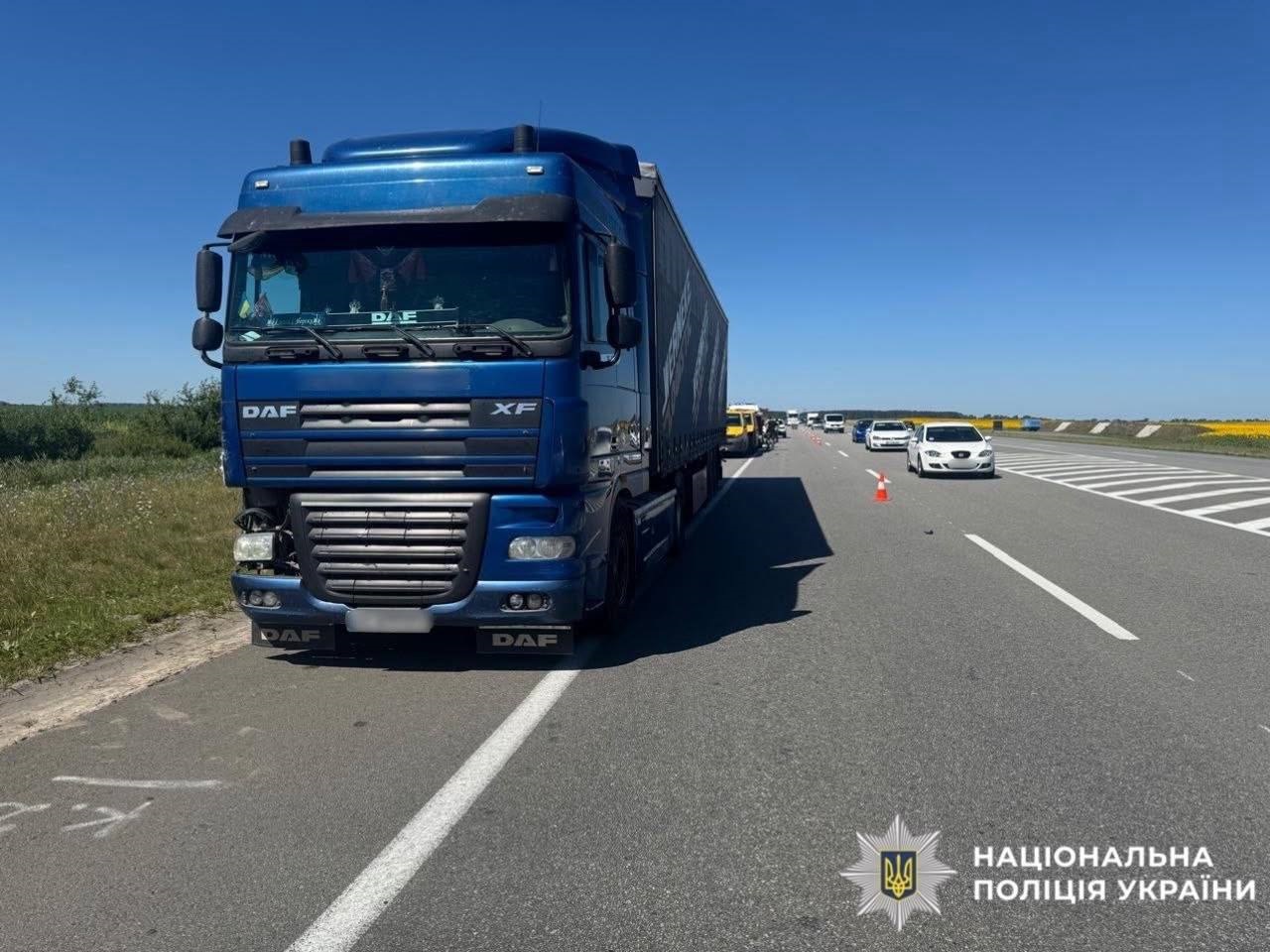 На Бориспільщині вантажівка смертельно травмувала пішохода: водію повідомили про підозру