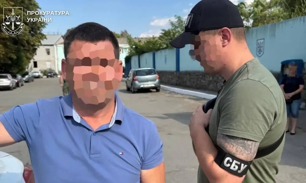 Директора держпідприємства Київщини затримали за вимагання "відкатів" для ЗСУ
Чиновника затримали "на гарячому" та повідомили про підозру за статтями щодо перешкоджання діяльност...