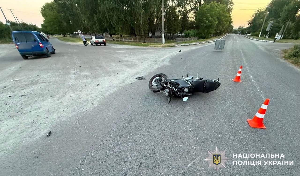 У Щербаках на Білоцерківщині 16-річний мотоцикліст і його пасажирка потрапили до лікарні після ДТП