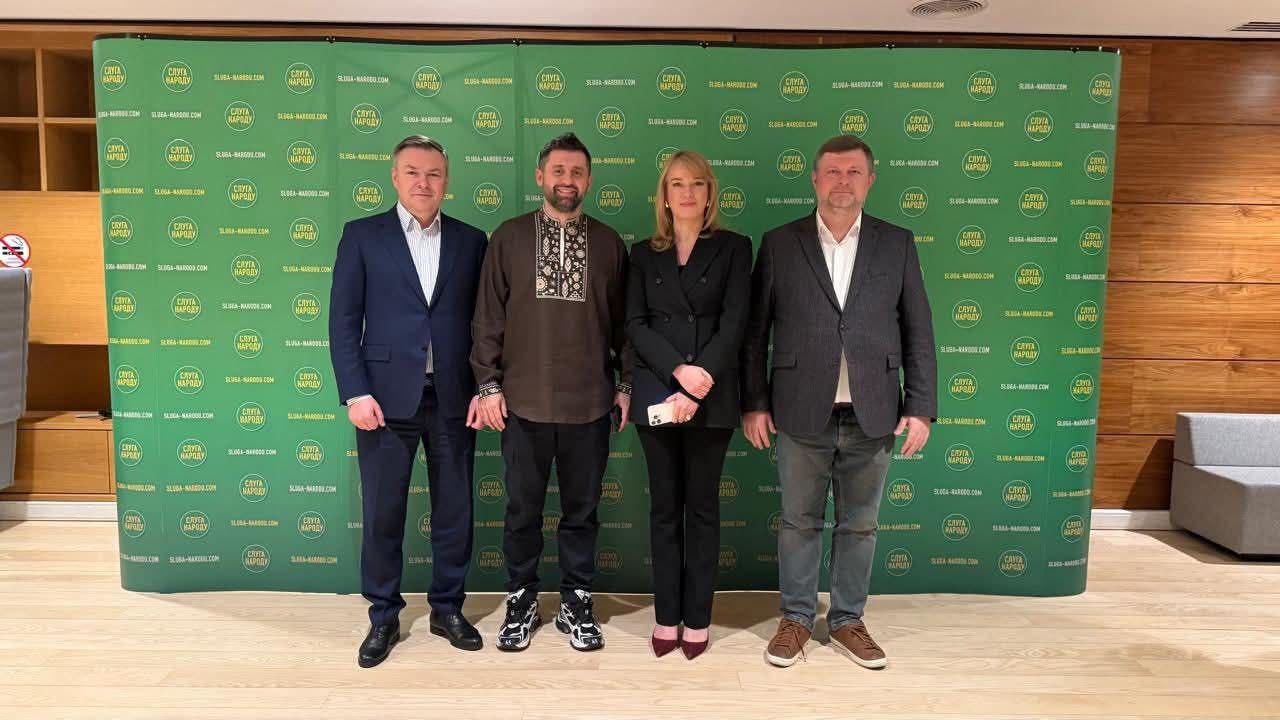 Олександр Корнієнко повернувся на посаду голови партії «Слуга народу»