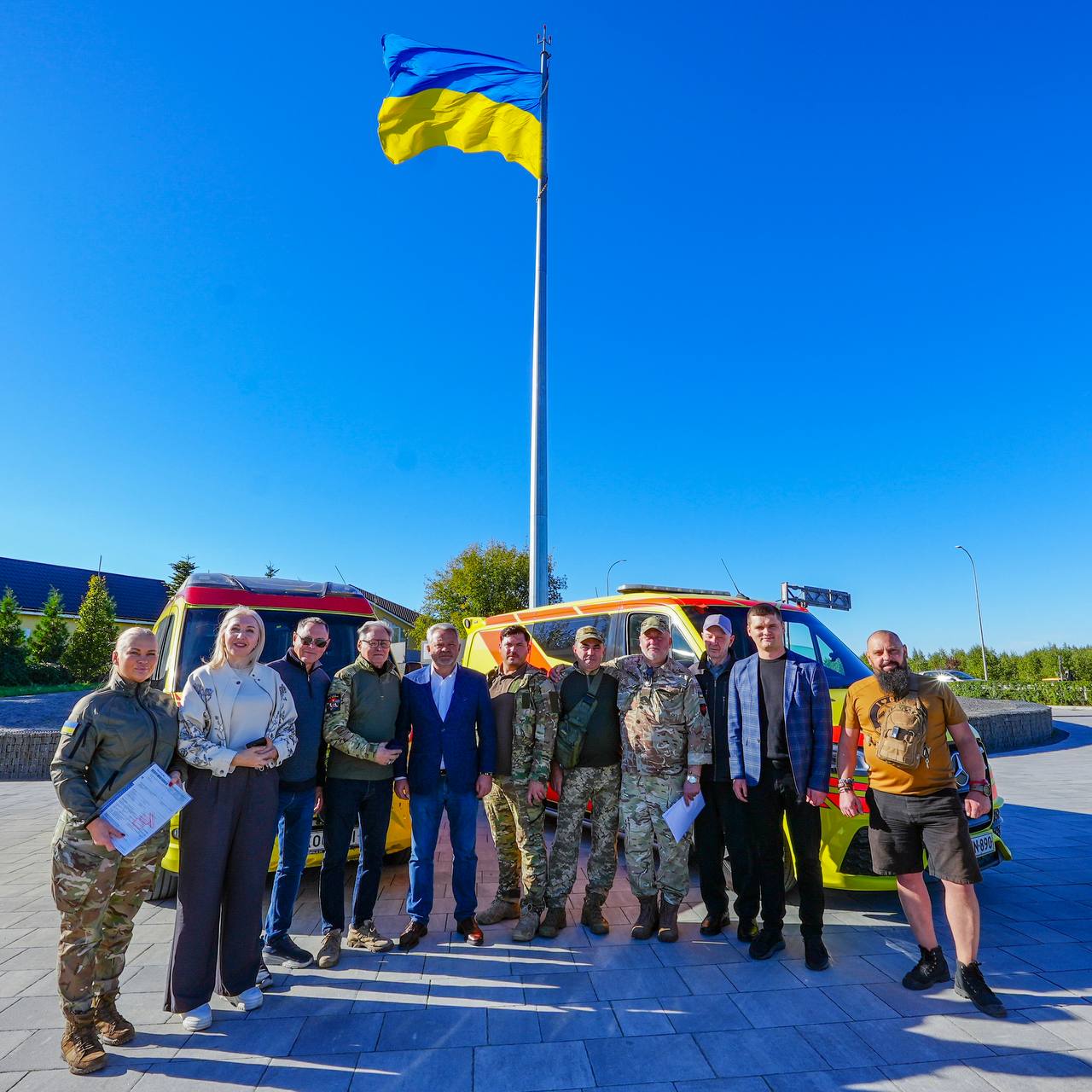 Із Фінляндії на фронт: партнери Бучі передали військовим дві «швидкі»