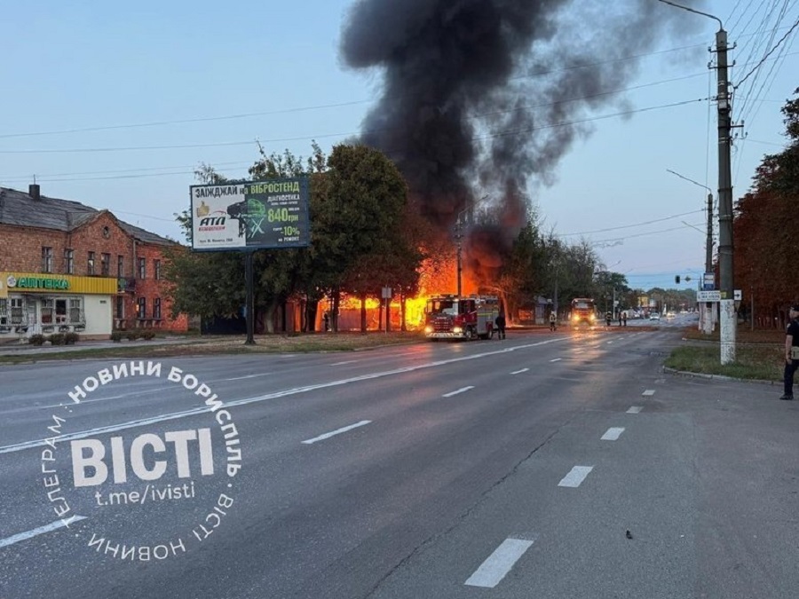 У Борисполі після атаки «шахеда» спалахнули склади: є поранений і пошкоджені будинки