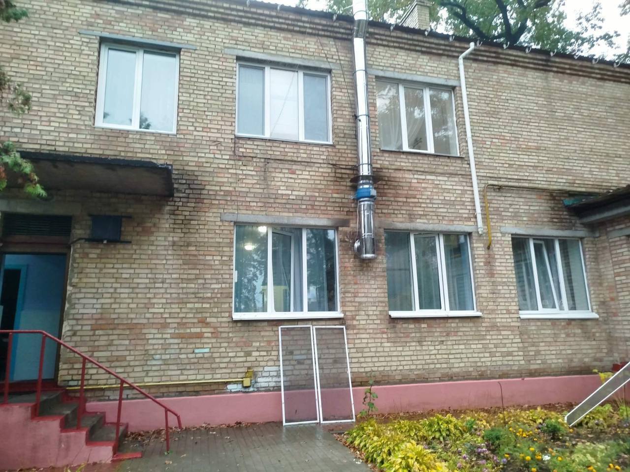 В Ірпені через обстріл пошкоджено дитсадок "Казка": батьків просять поки не приводити дітей (ФОТО)