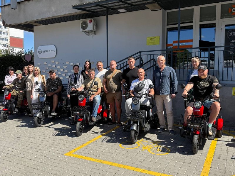 Більше свободи руху: п’ятеро ветеранів з Ірпеня отримали електроскутери