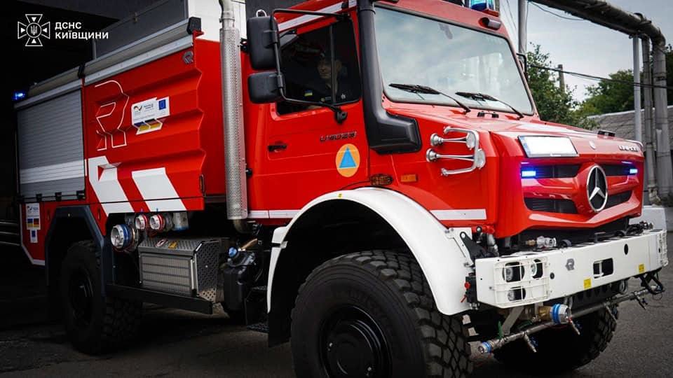Рятувальники Чорнобильської зони отримали нове спецпожежне авто з Німеччини