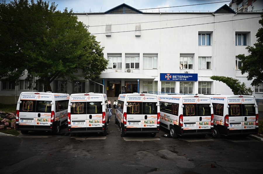 У Вишгороді відкрили 19-й ветеранський простір на Київщині та передали громадам інклюзивні автомобілі (ФОТО)