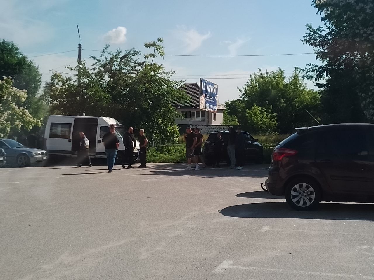 Фото дня: заблокований білоцерківський "Велмарт" охороняє бригада тітушок