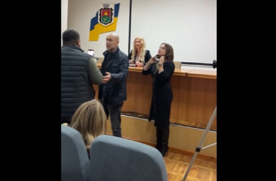 Журналіст заявив про недопуск до наради міського голови у Василькові та звернувся до поліції