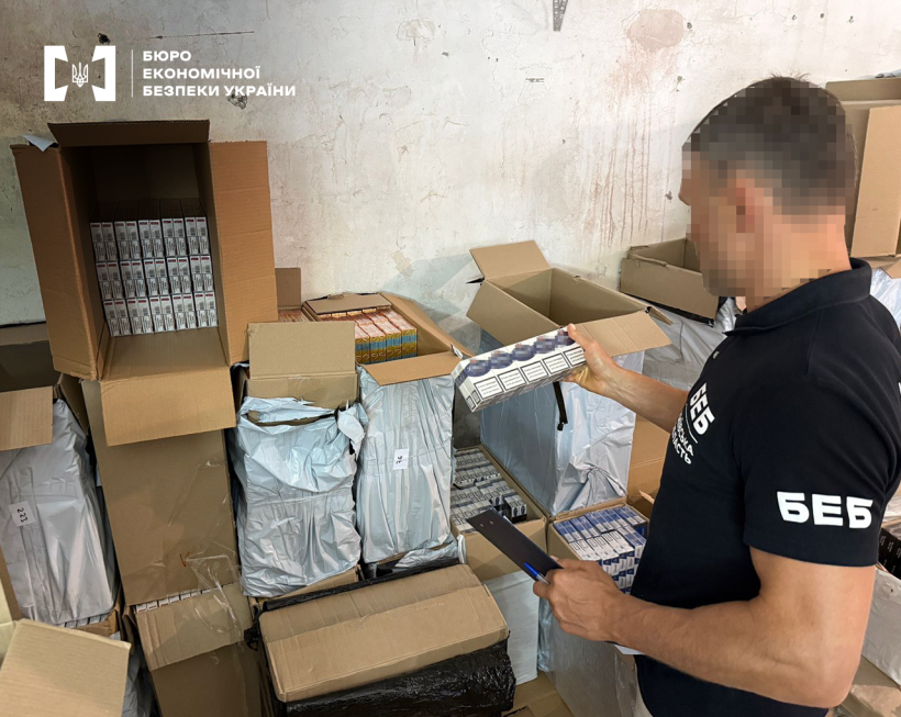 На Київщині викрито групу, що збувала контрафактні сигарети на понад 12 мільйонів гривень
Наразі досудове розслідування триває