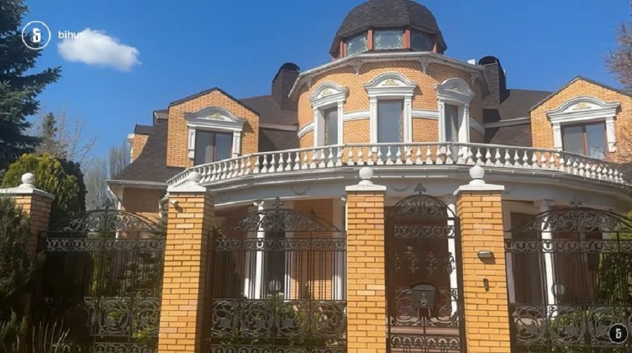 Підозрюваний у справі про «конверти» нардеп Негулевський орендує маєток у Козині за заниженою ціною — розслідування (ВІДЕО)