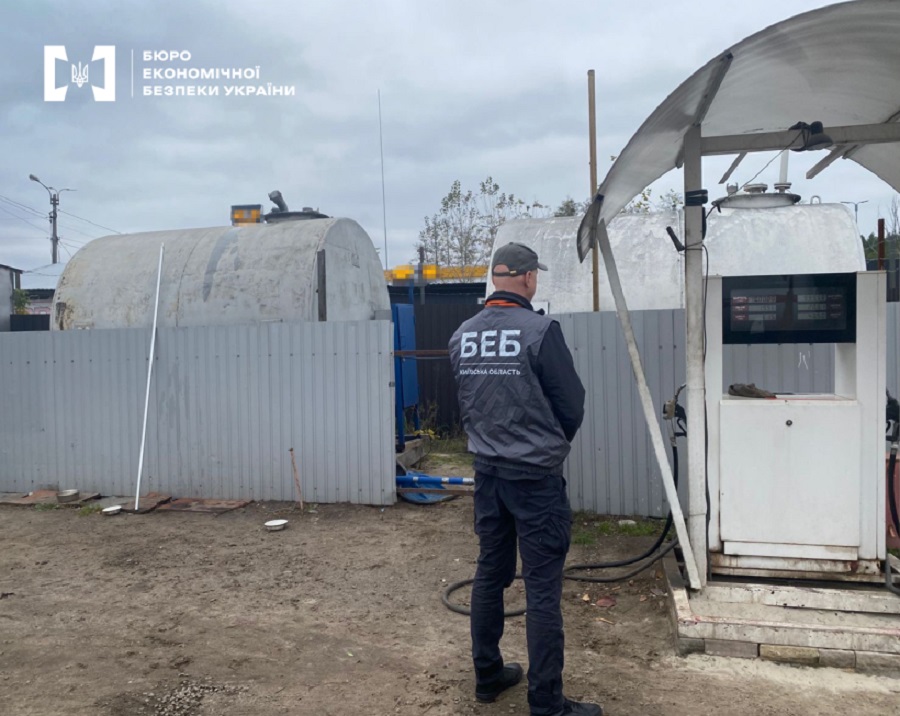 БЕБ ліквідувало нелегальну АЗС у Броварському районі: вилучили 12 тис. літрів пального