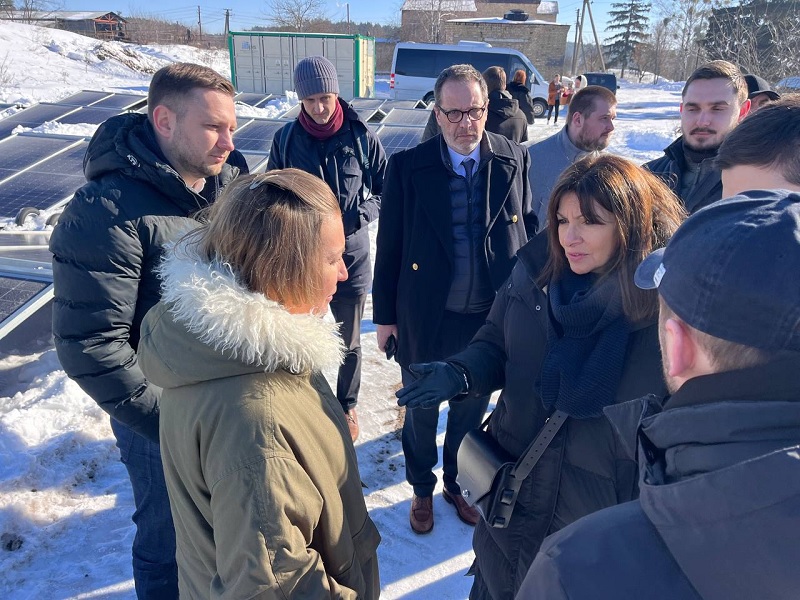 Меру Парижа під час візиту в Бородянку запропонували психологічну підтримку