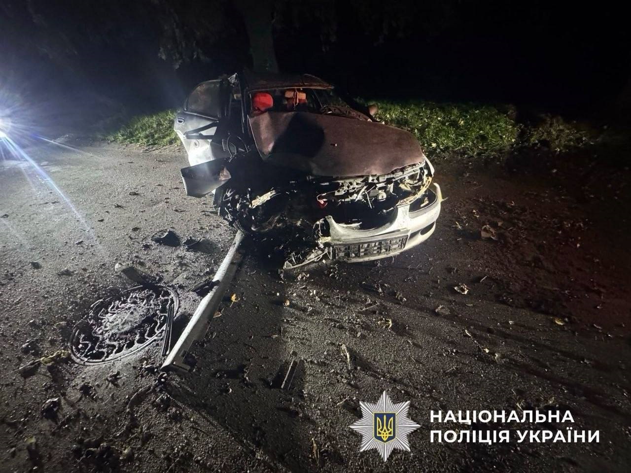У Броварах п’яний водій Mazda врізався в дерево: пасажир потрапив до лікарні