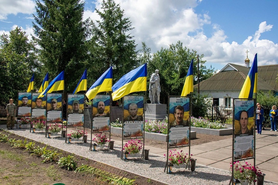 У Деремезні на Обухівщині відкрили Алею пам’яті полеглих Героїв
