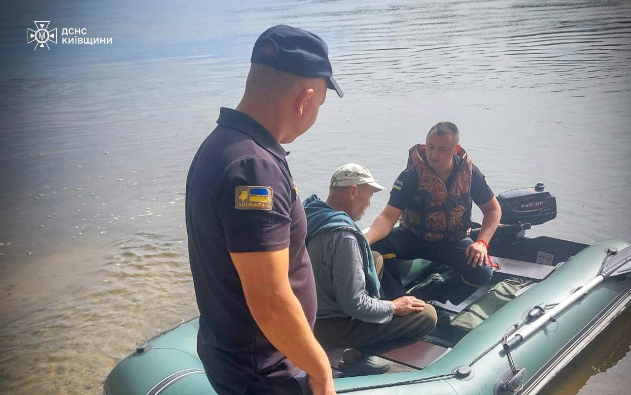 Операція порятунку на Вишгородщині: рибалку з острова доставили до лікарні