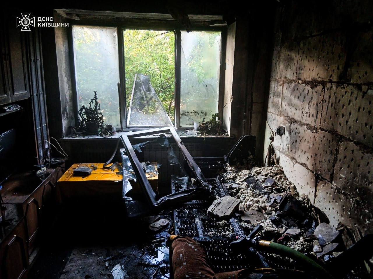 Пожежа в багатоквартирному будинку Борисполя: евакуйовано мешканців, постраждала мати з дитиною