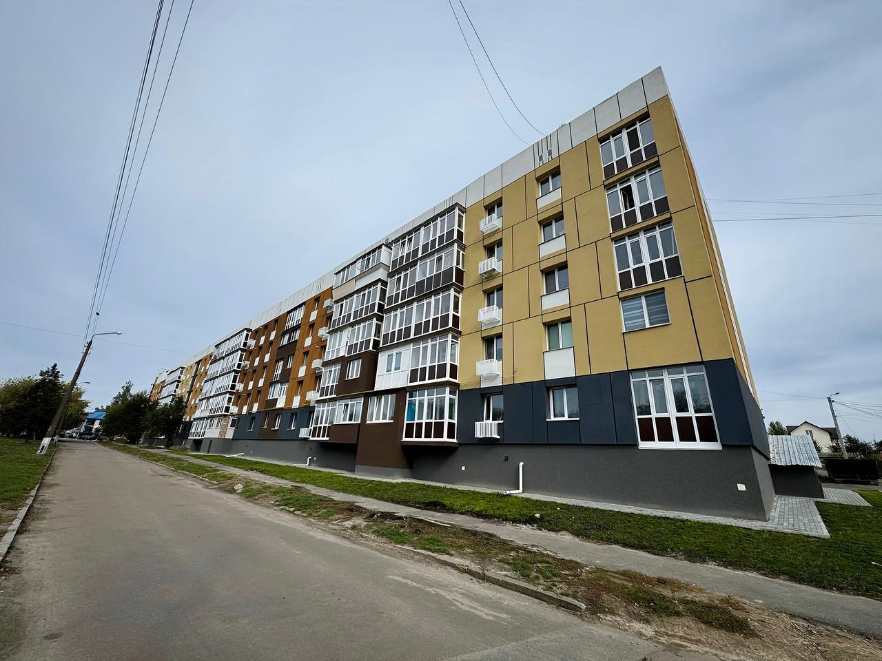 У Бородянці триває відновлення багатоповерхівки для понад 200 мешканців