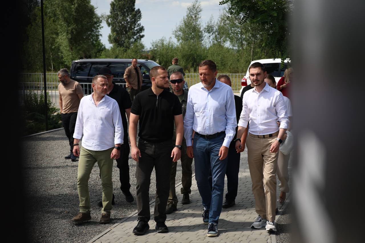 Київщину відвідав міністр фінансів Словенії
Очільник Київської ОВА Микола Калашник разом із міністром фінансів Словенії Клеменом Боштянчичем від...