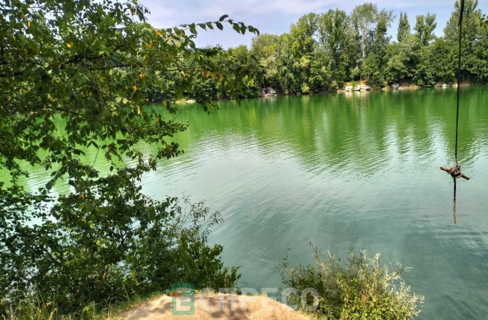 Окраса Білоцерківщини: Бушівське озеро з чистою водою серед гранітних скель