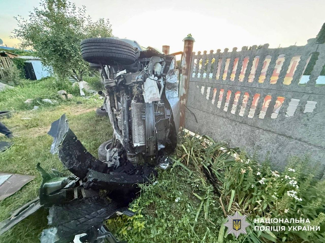 У Білій Церкві нетвереза водійка Nissan врізалася в паркан і перекинула авто: двоє людей у лікарні