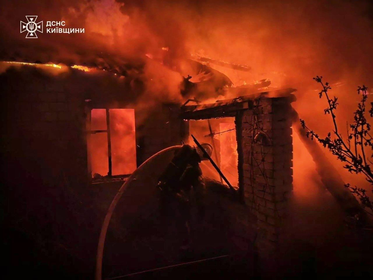 Нічна пожежа на Броварщині забрала життя жінки