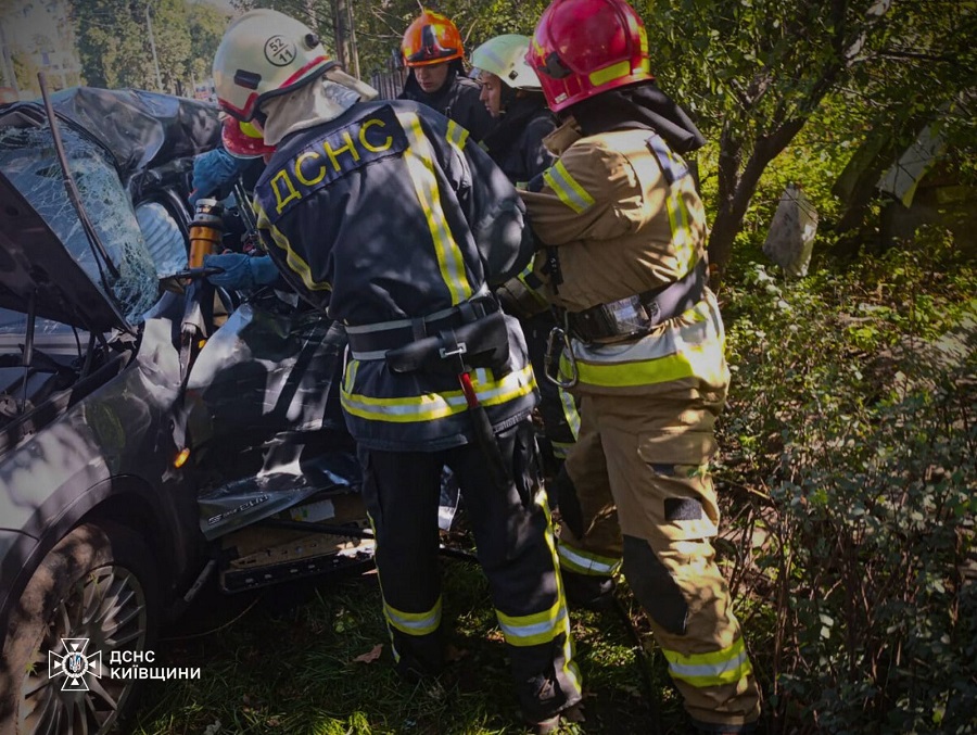 Аварія у Бучі: рятувальники визволили водія з авто
