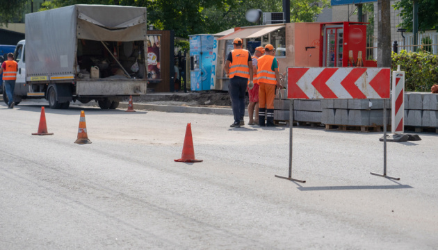 В Обухові стартувало облаштування безбар’єрного тротуару на вулиці Київській
