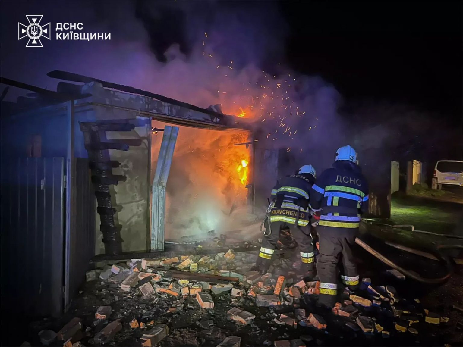 У Гостомелі у палаючому приватному будинку постраждала жінка (ФОТО)