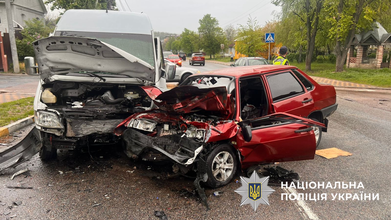 В Обухові водій ВАЗ не впорався з керуванням і врізався у Mercedes