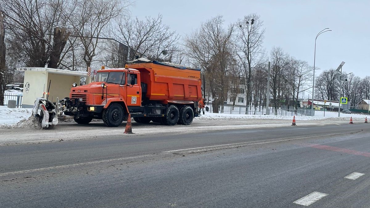 Київщина: дорожники забезпечують проїзд шляхами під час снігопаду