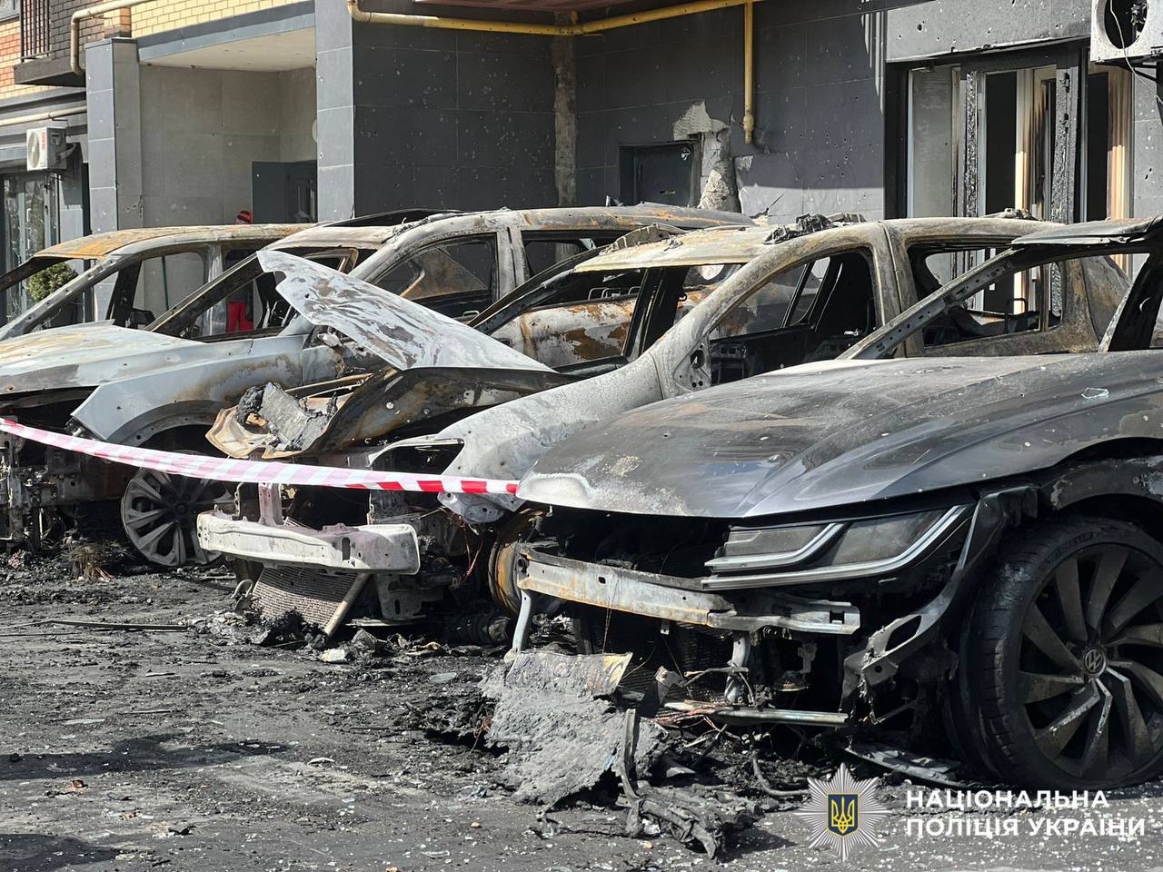 Поліцейські Київщини продовжують працювати на місцях наслідків атак у області
