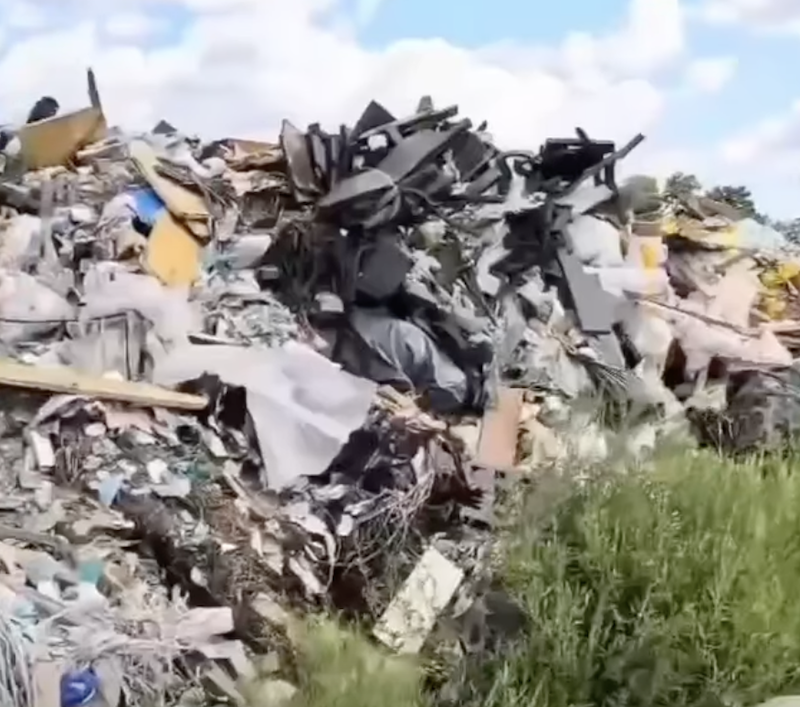 Сміття-привид і мільйони з бюджету: як життя в Гостомельській громаді завмерло, поки Сергій Смаль збагачується