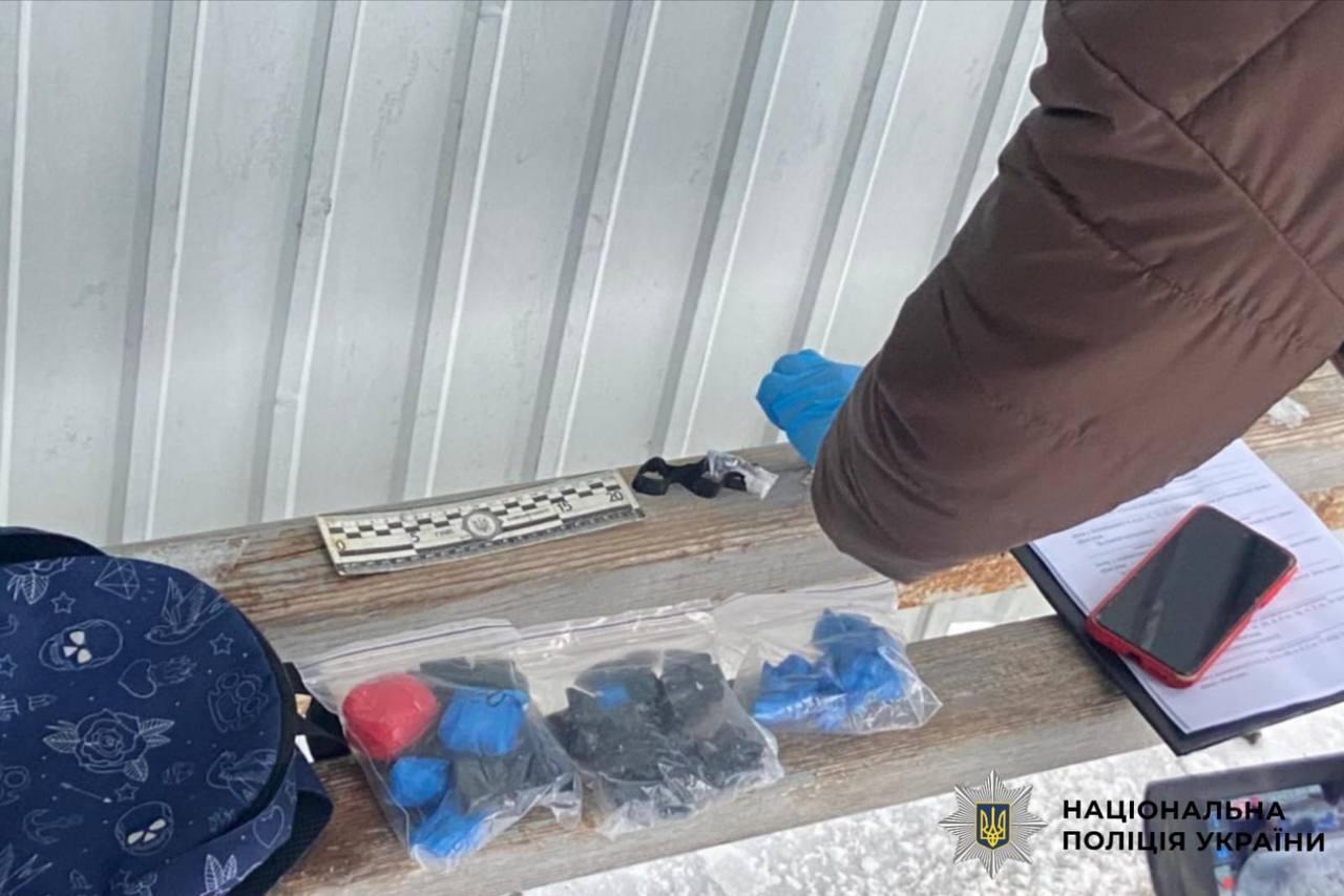 70 згортків з психотропами: поліцейські Київщини повідомили фігурантам про підозри